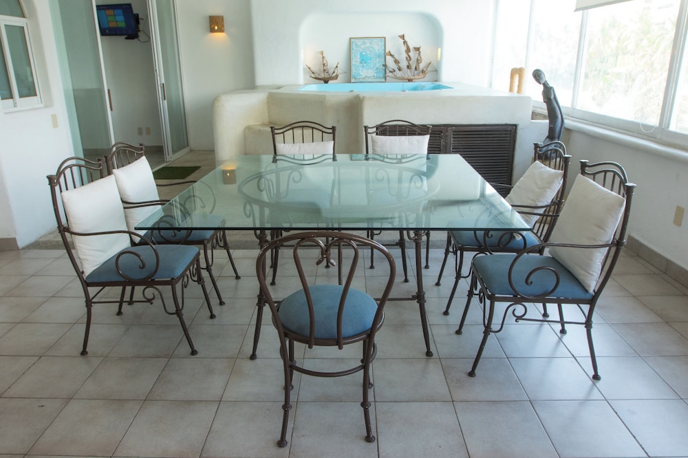 Apt. with Jacuzzi Ixt. Zihuatanejo 3 BR
