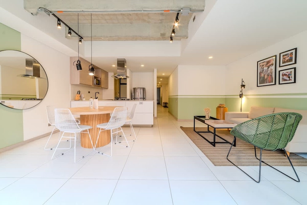 Panoramic 3 BR w Balcony in Laureles Medell n