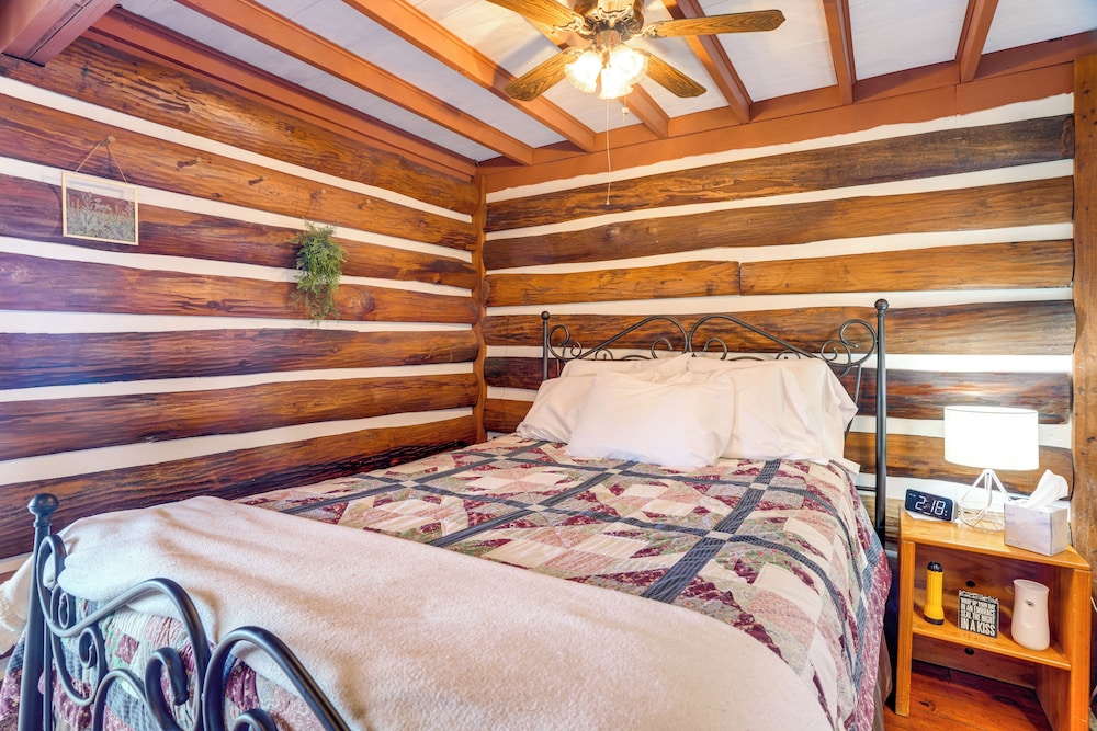 Cozy Luray Cabin w/ Views: Near Hiking Trails!