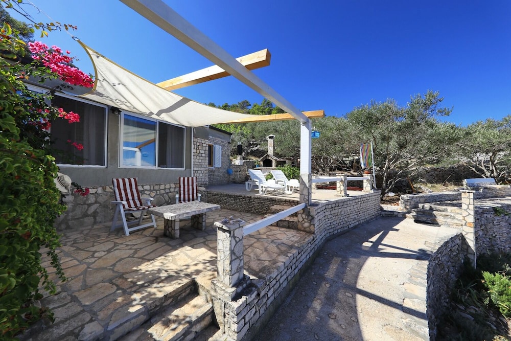 Doria - Perfect Location & Peaceful - H view 5