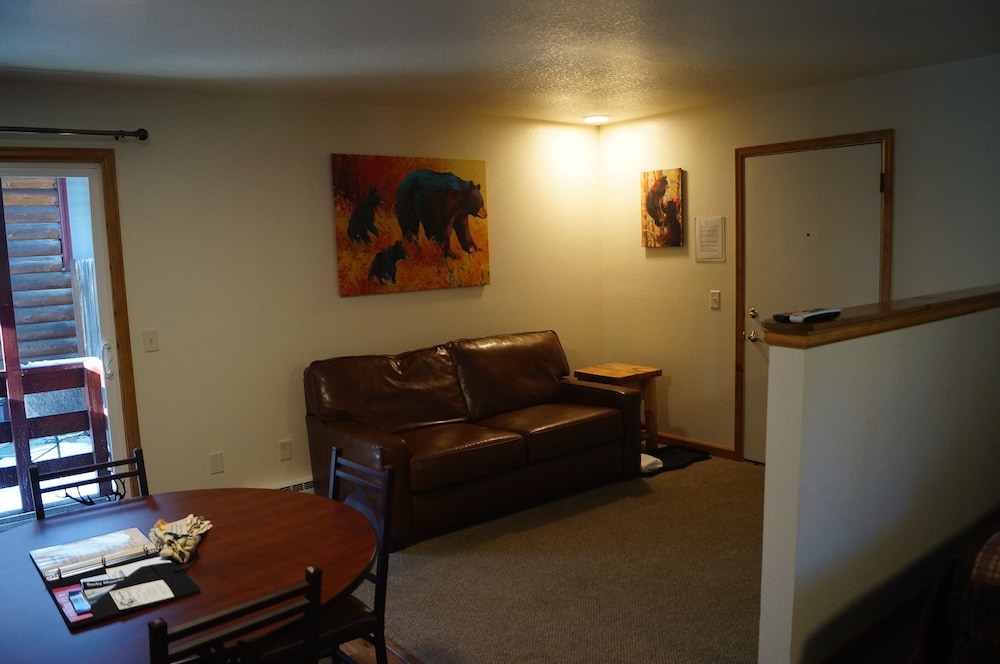 Swiftcurrent Lodge and Cottages by the River - Property Image 50