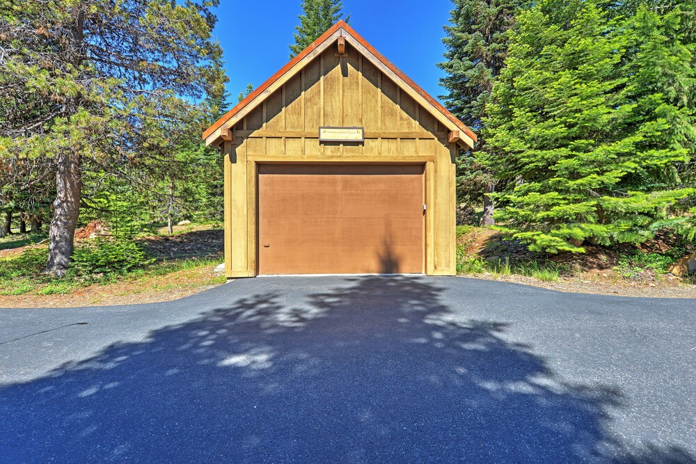 Klamath Falls Vacations - Bright Klamath Falls Cabin w/ Deck Mtn Views! - Property Image 4