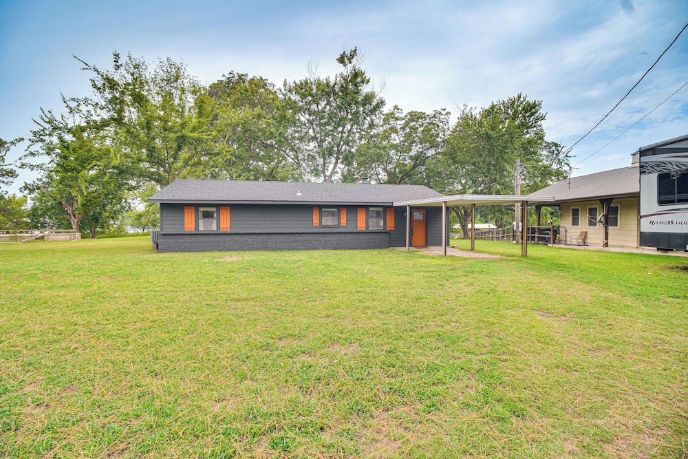 On-site Lake Access: Pet-friendly Vinita Home