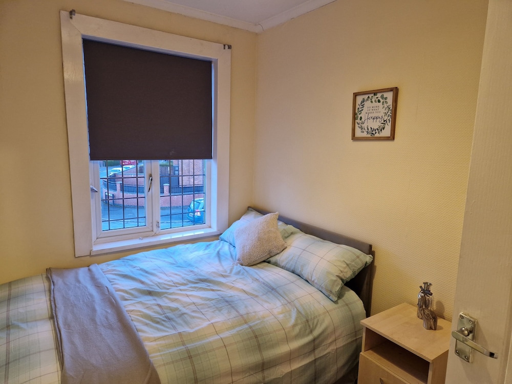 Lovely, Large 3 - Bedroom House in Preston view 2