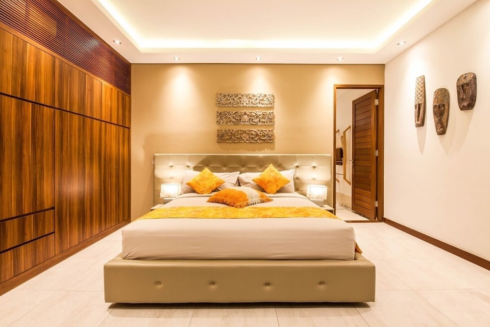 Splendid 6BR Villa, Just 400m to the Shoreline