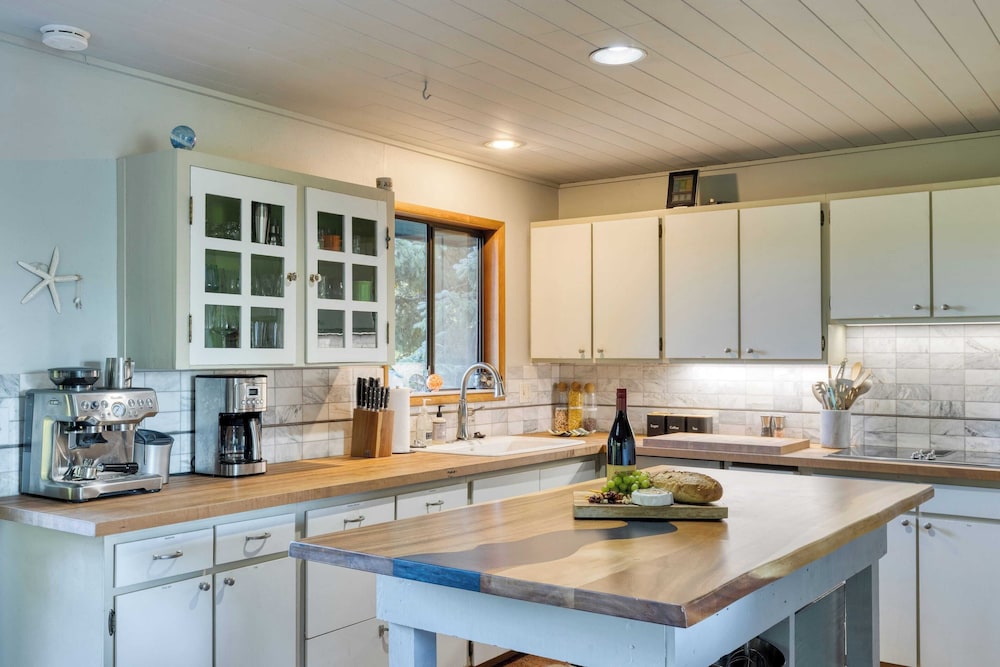 Coastal Escape w/ Balcony, Firebowl & Ocean Views Near Manzanita Sunset House by Avantstay