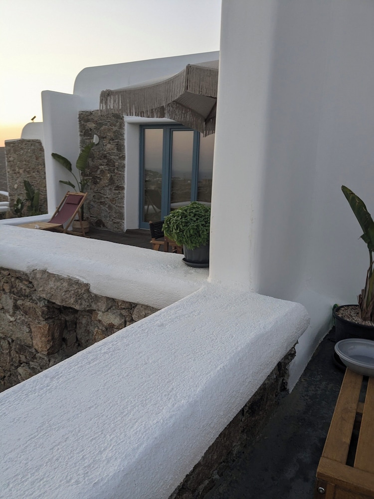 Thronos Suites