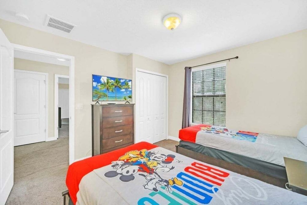 Incredible Pool Spa & Game Room Private Home! 6 Bedroom Villa