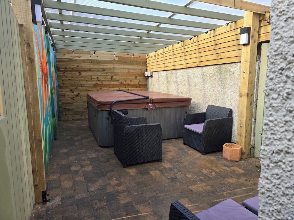 Eden Rose Cottage in Morecambe hot tub