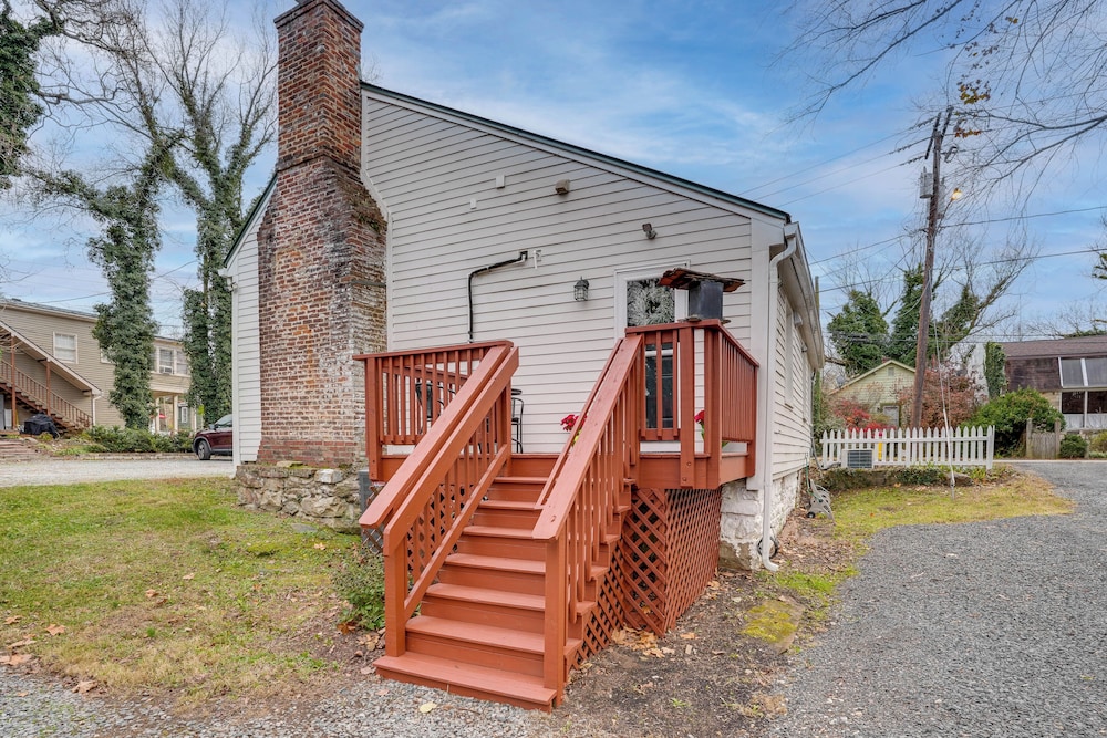 Walk to Beach: Historical Fredericksburg Home