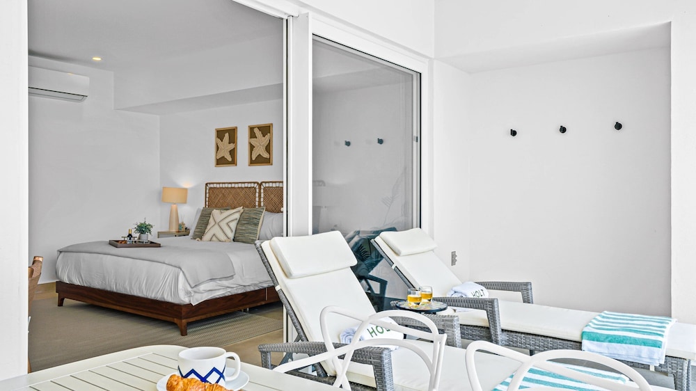 Stylish Beachfront 2BR - Balcony & Pools