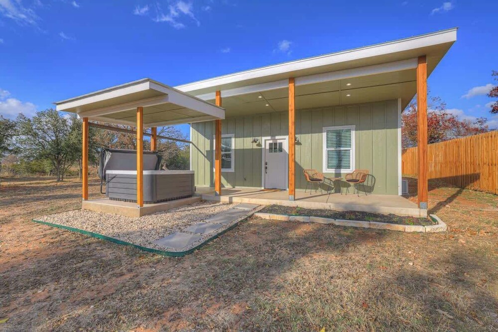 Family-friendly Hill Country Retreat Sleeps 11 + Hot Tubs