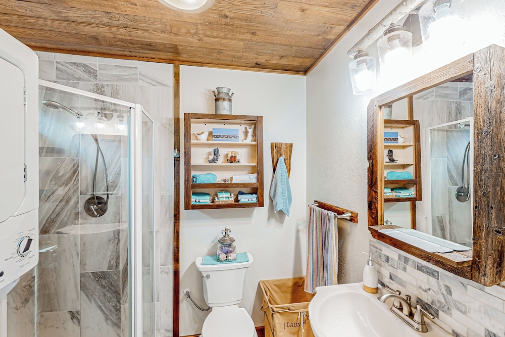 1BR Dog-friendly Lakefront Cabin w/ Canoes