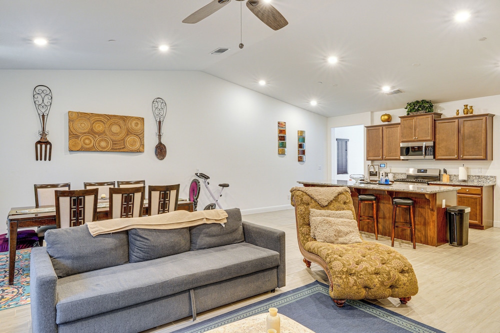 9 Mi to Dtwn Bakersfield: Pet-friendly Home