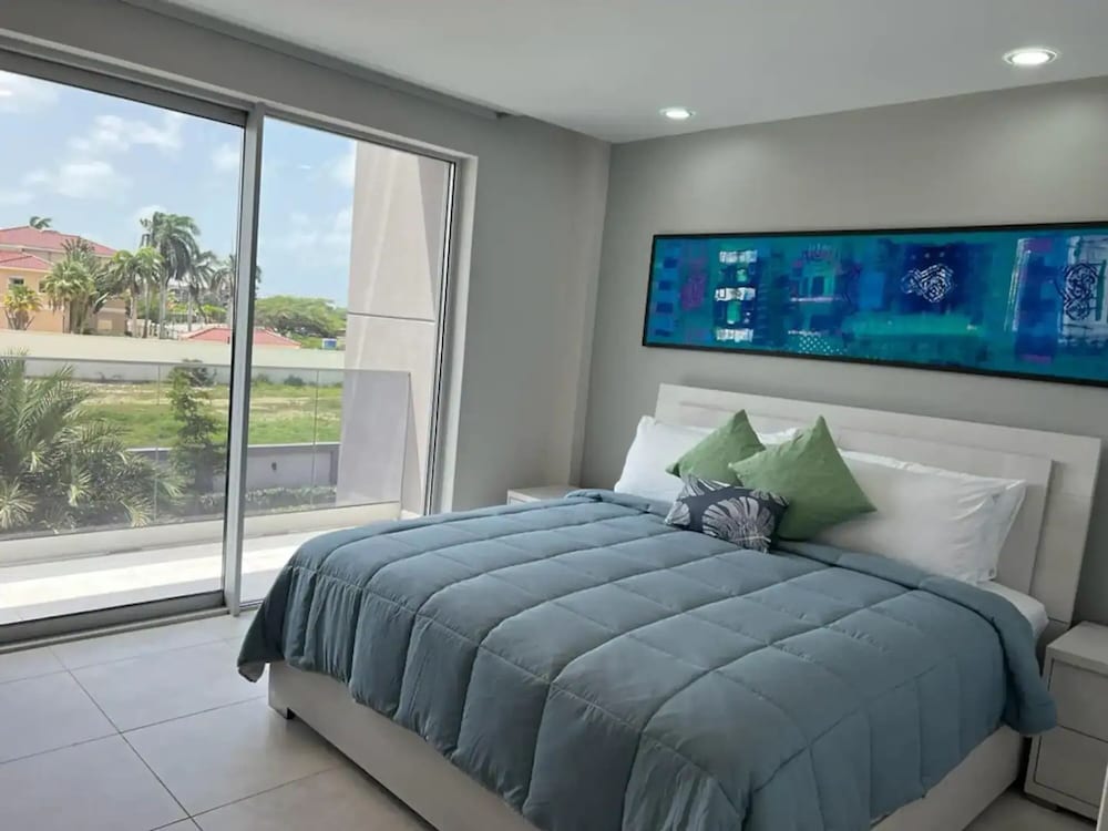 Eagle Beach Modern 2br2ba Beachfront Condo w Pool