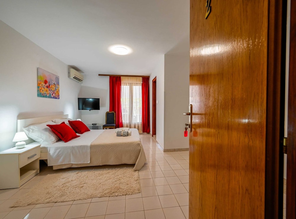 Calm and Stylish Rooms With Balcony