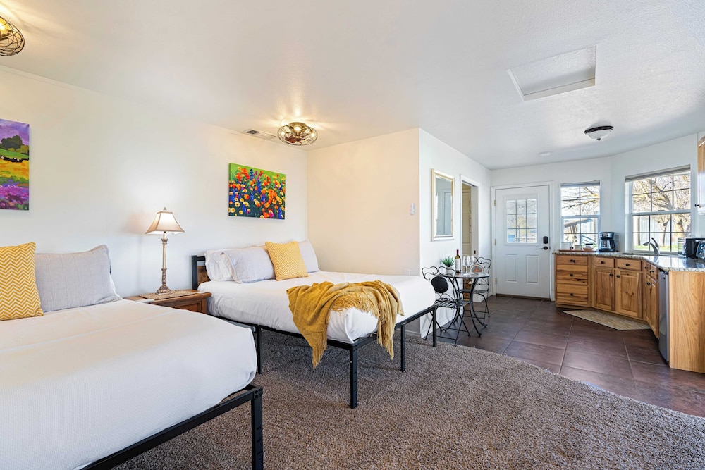 Victorian Manor In Paso Robles Wine Country + Pool, Hot Tub, Firepit, Tennis Court Sleeps 28