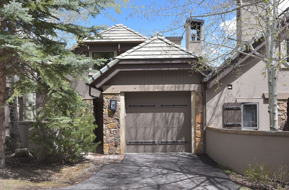3br Slopeside Beaver Creek Ski-in, Sleeps 10 3 Bedroom Townhouse by RedAwning
