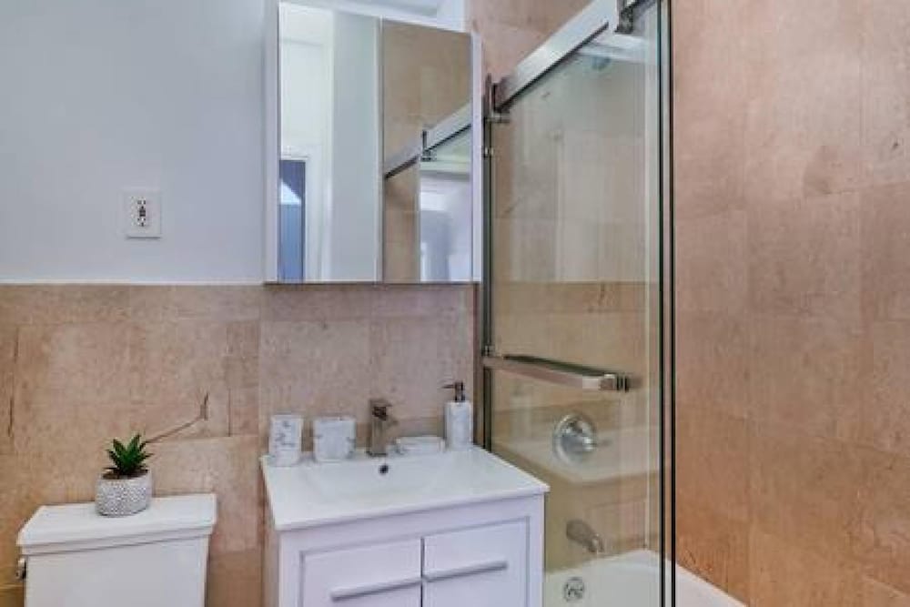 444-4c Newly Renovated Studio in Hell s Kitchen