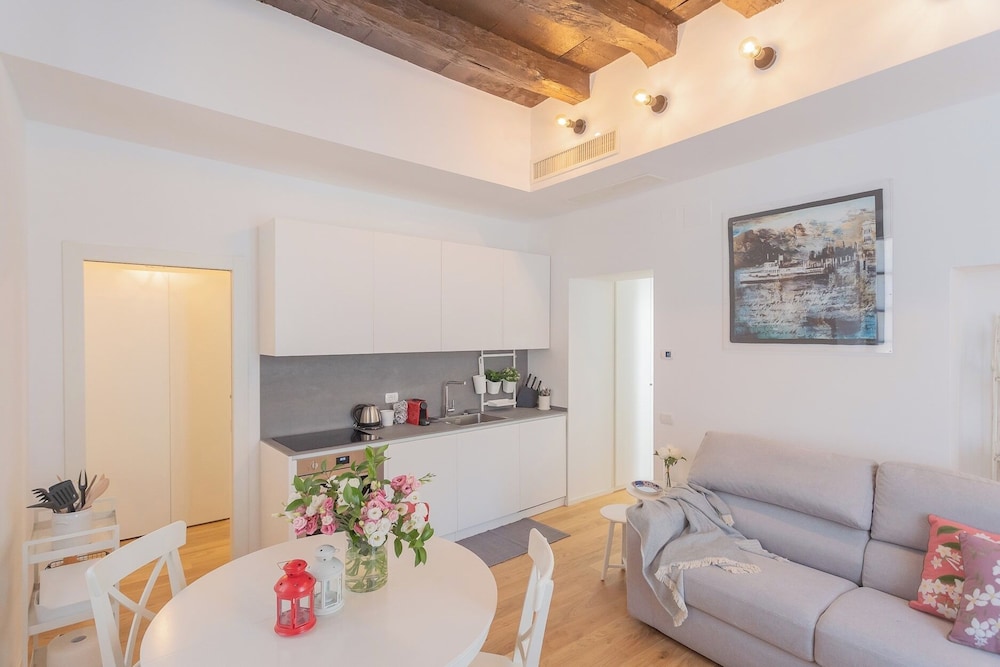 Independence Apartment With Balcony by Rent all Como