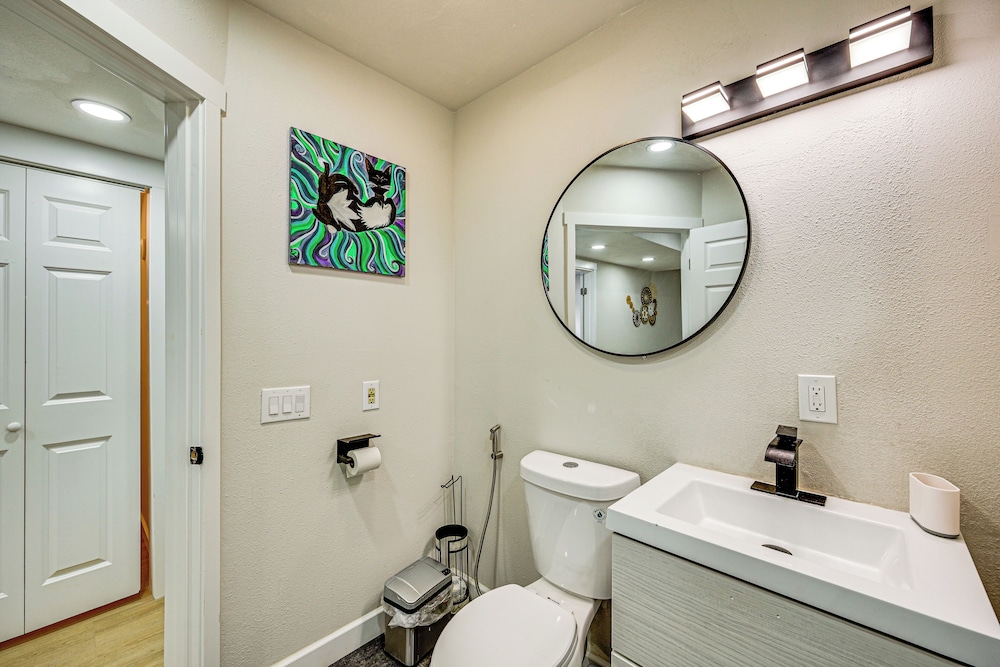1 Mi to Puget Sound Shores: Modern Des Moines Apt!