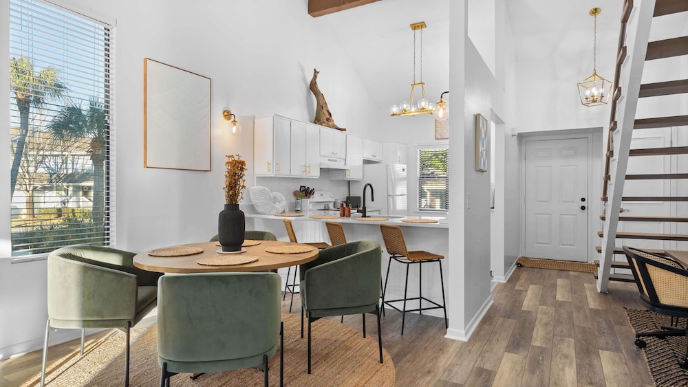 Spacious Family-friendly Retreat Beach Walkable