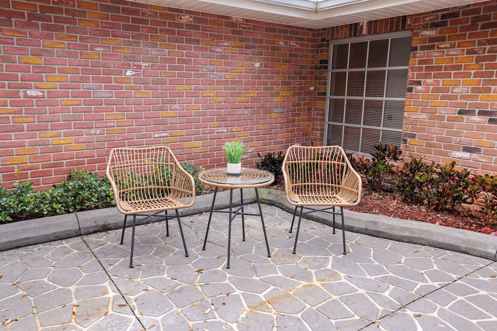 Golden Retreat: Expansive 6BR Home w Heated Pool ~