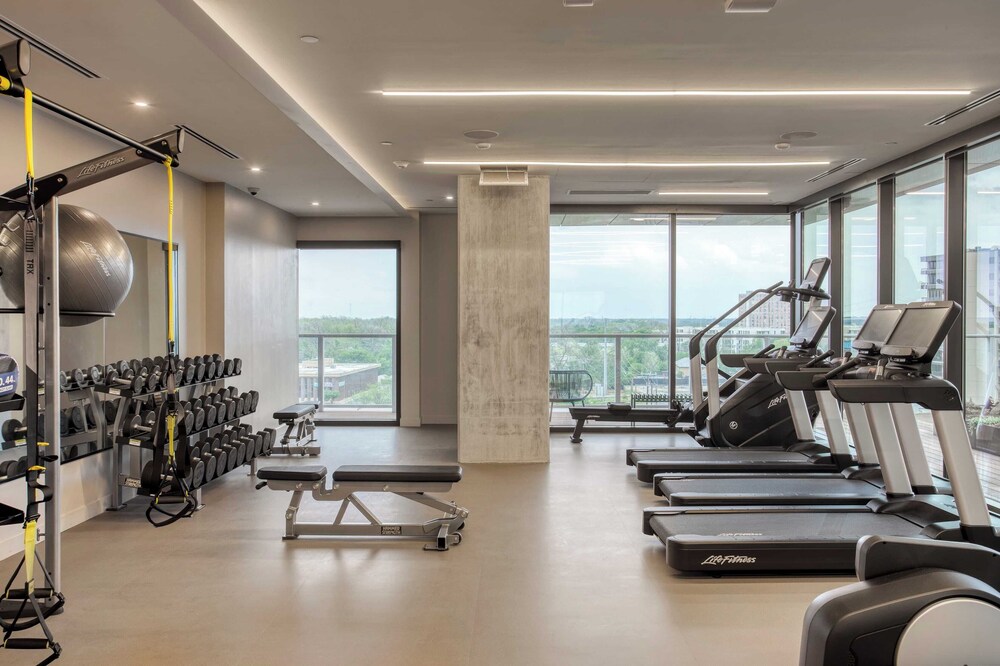 Luxe High Rise Near DT Austin w/ Views Rooftop Pool, Gym, & Luxe Amenities
