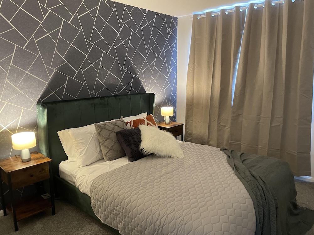Convenient 3 bd House Salford 7 Guests view 3
