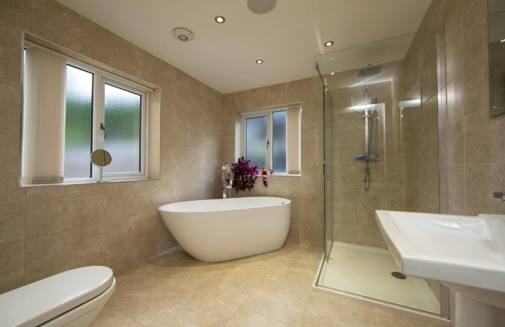 12 Guests - Hot Tub - Free Parking in Huddersfield