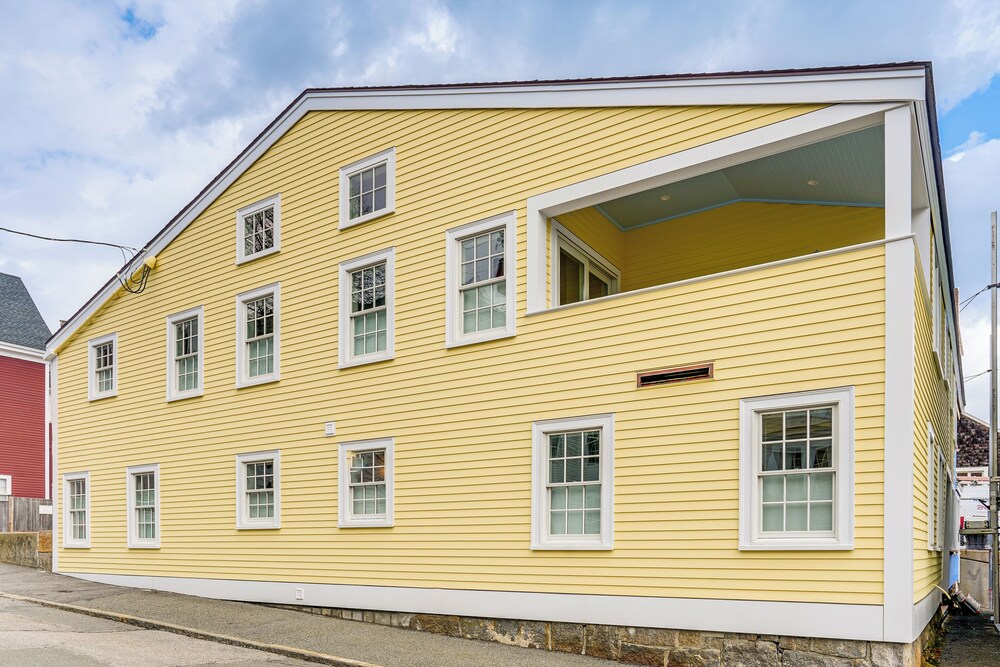 Walk to Front Beach: Dtwn Rockport Retreat!