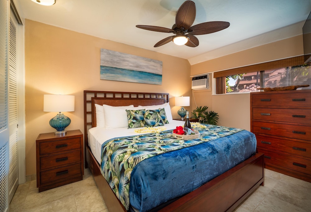 Kuleana 409 Oceanfront 1 bedroom 1 bath condo 1 Condo by RedAwning view 3