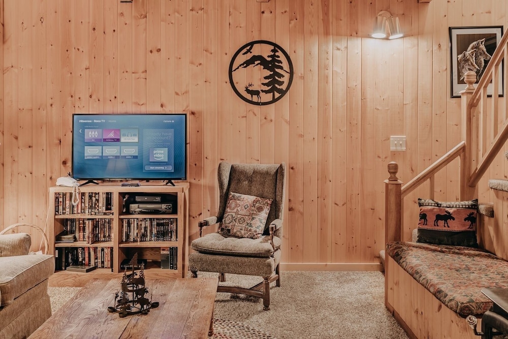 32mbr - Bbq - Pets Ok - Wood Stove - Sleeps 7 3 Bedroom Home by RedAwning