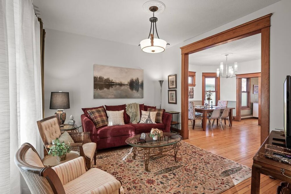 Charming Parisian Retreat in St Paul 2 BR 1 Bath view 4