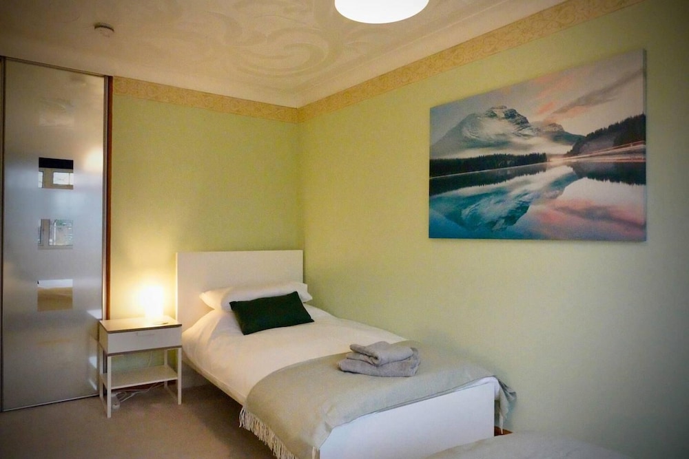 Captivating 4-bed House in Milton Keynes view 5