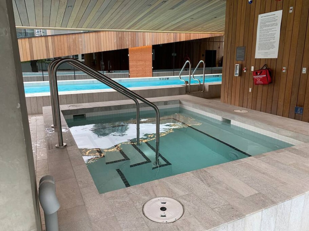 Vancouver House Breathtaking Views 3 Bdrm Pool hot tub gym