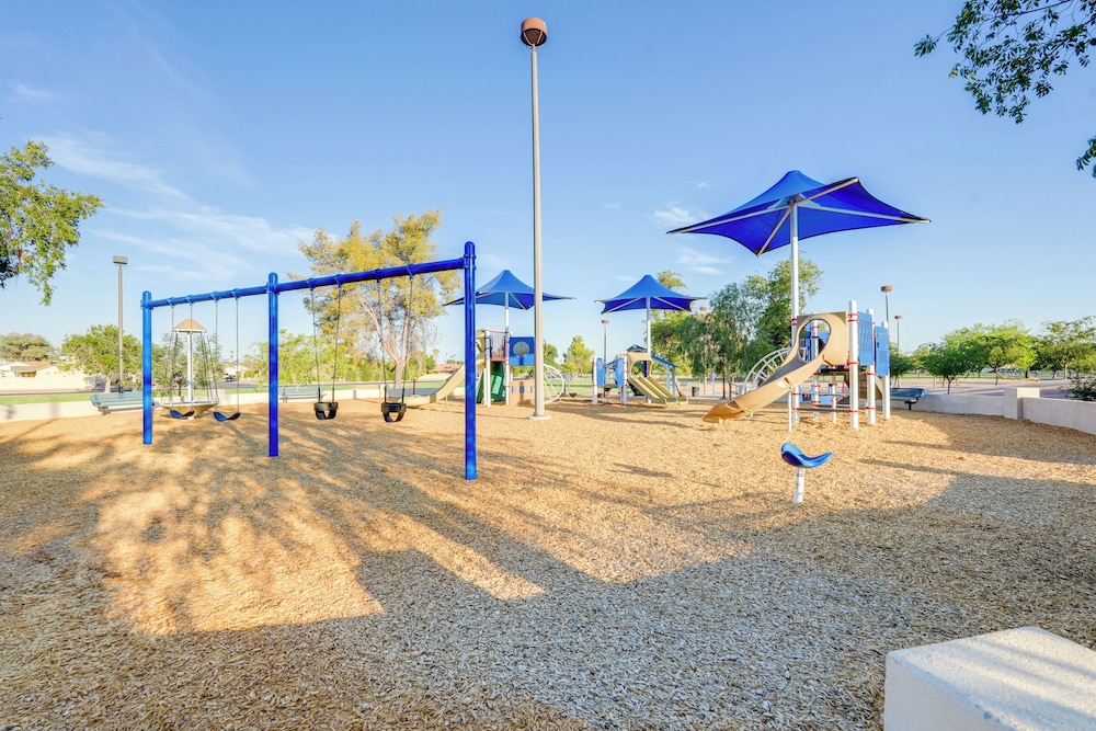 Luxe Outdoor Oasis: 'palm Tree Villa' in Chandler