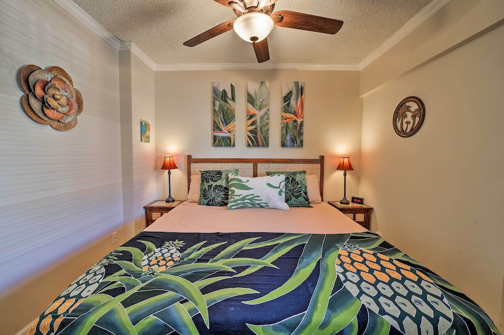 Downtown Air Conditioned Condo: Walk to Beaches