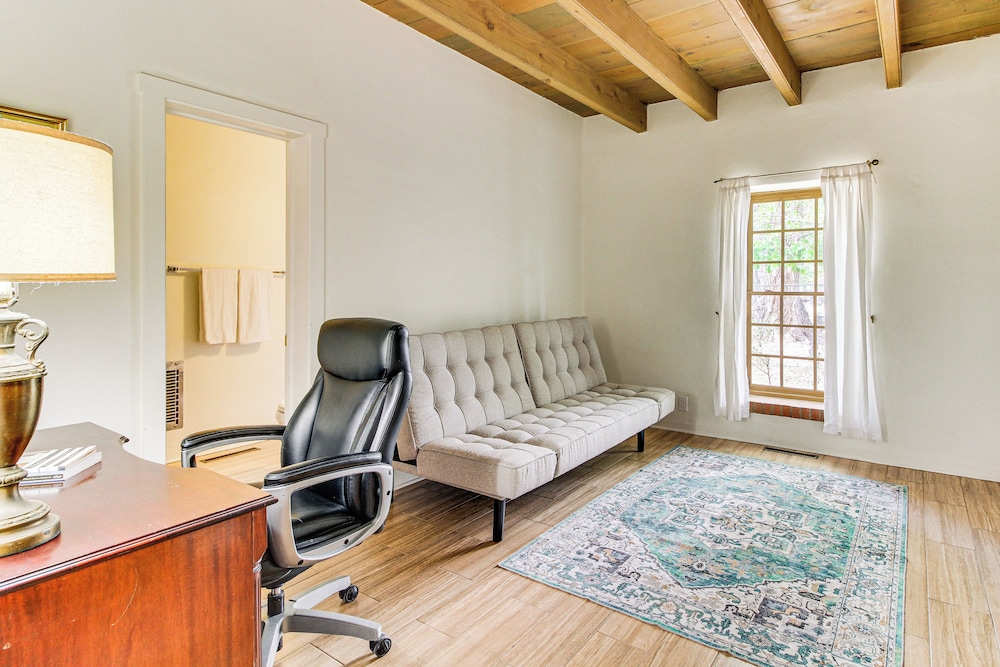 3 Mi to Zoo & Garden: Spacious Albuquerque Home