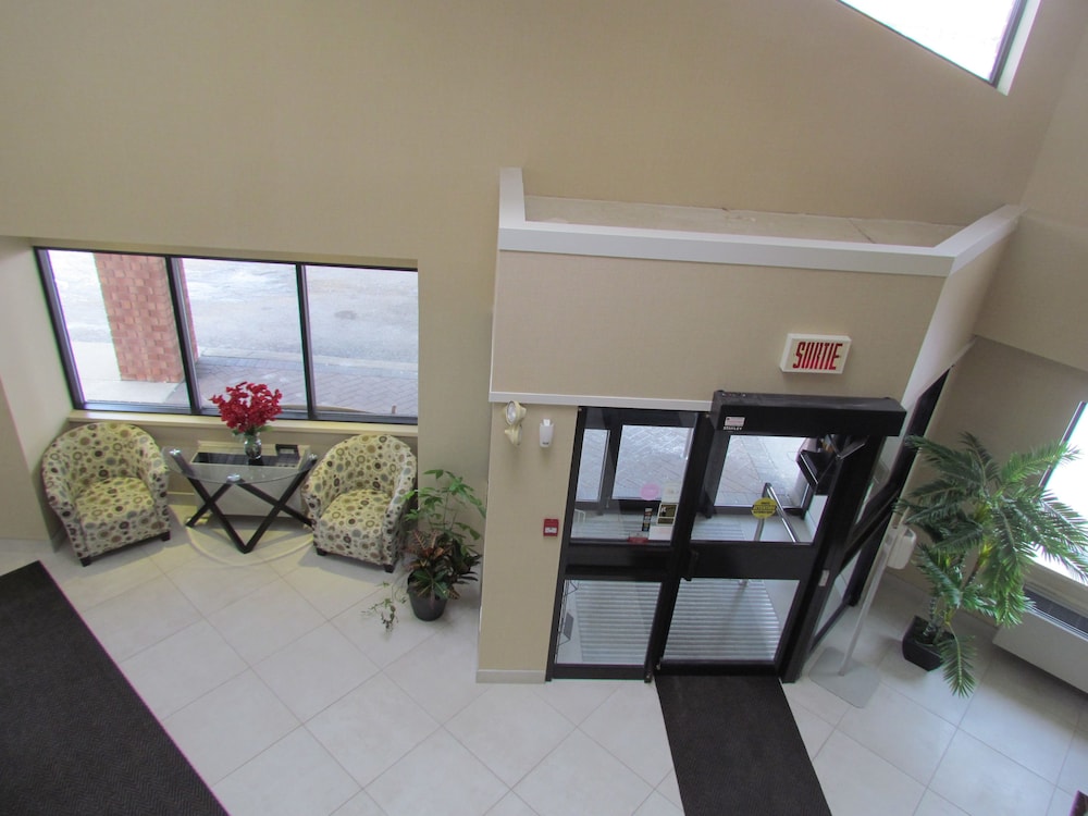 Trois-rivieres Vacations - Comfort Inn Trois-Rivieres - Property Image 2