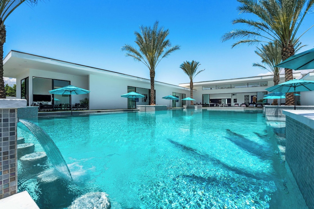 Sleeps 26 Pool, Hot Tub, Pickleball & Putting Green Bravo Villa #12 by Avantstay