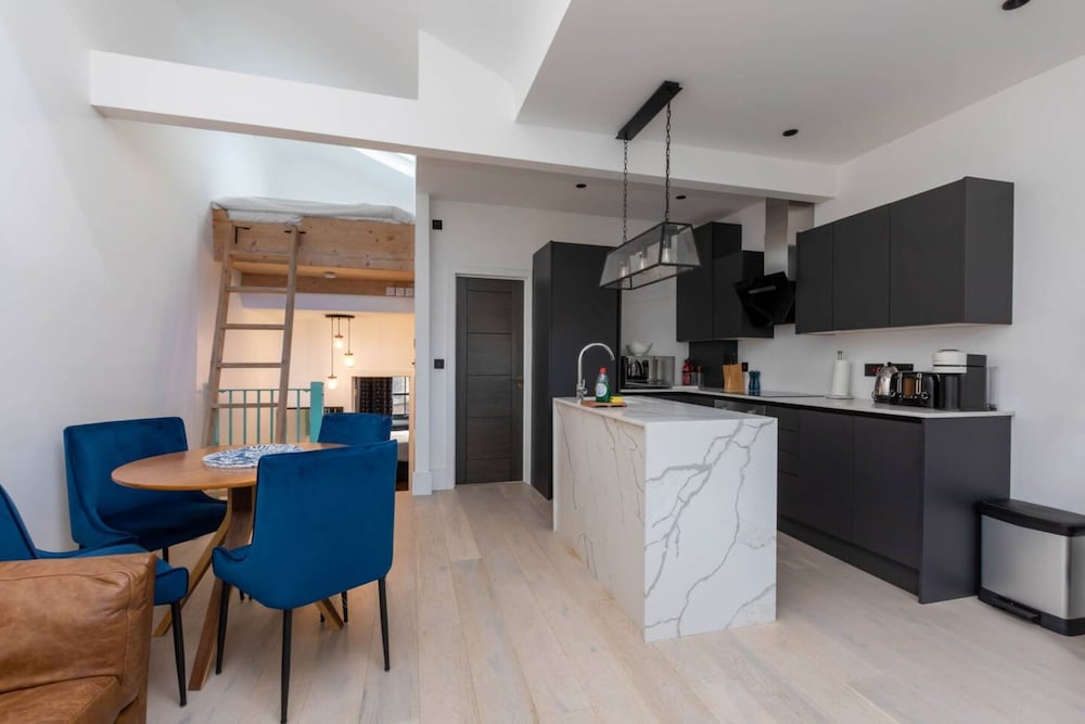 Contemporary 2 Bedroom Apartment on Columbia Road