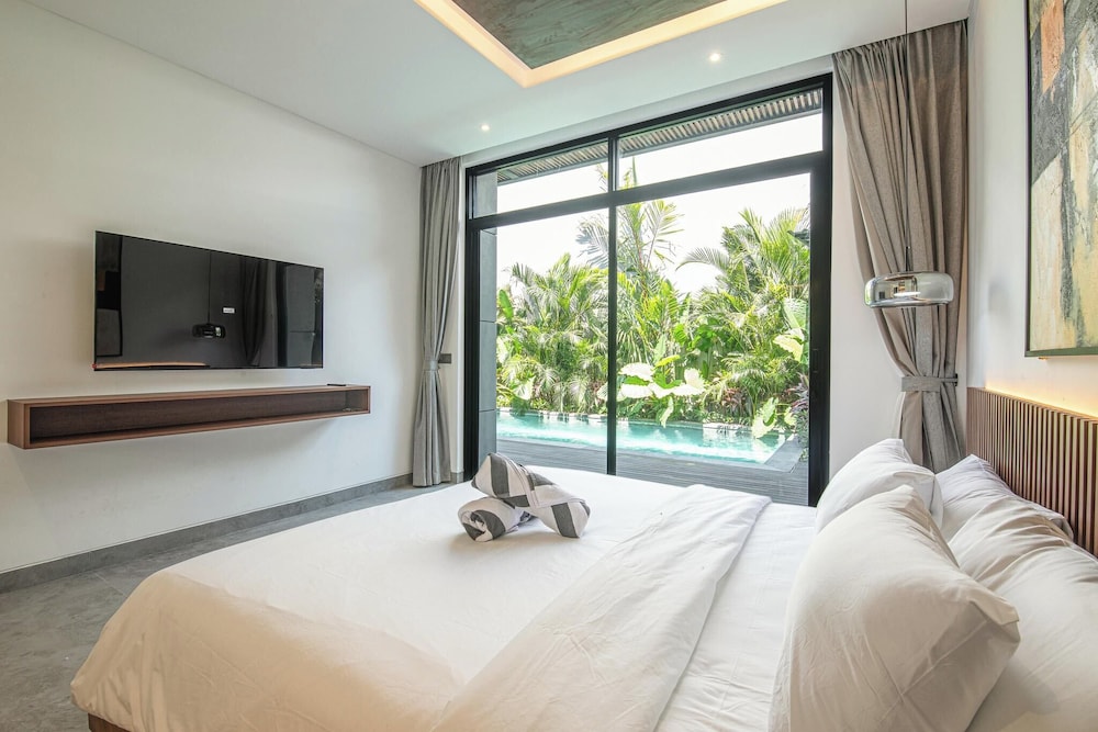 Tropical Elegance 5BR Canggu Villa Near Beach