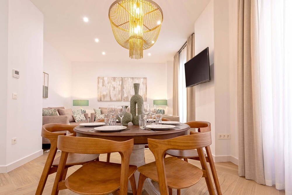 Exclusive Apartment in City Center. Capiteles