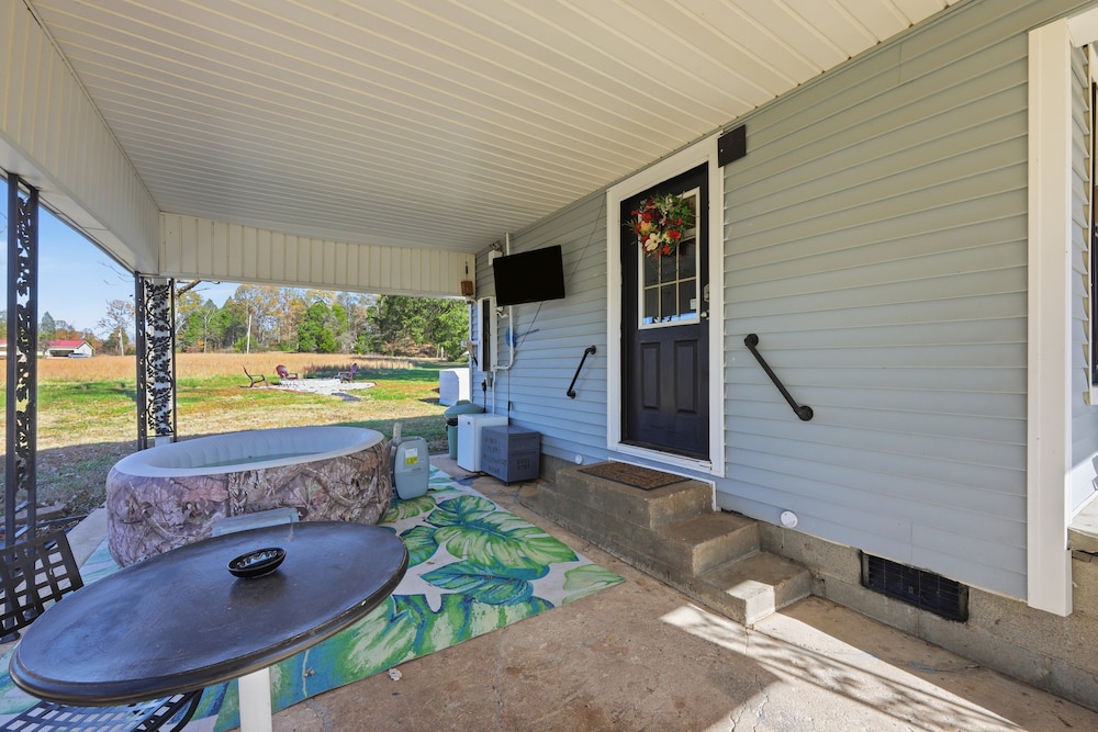 Cozy Country Retreat Hot Tub, Fire Pit & Guitars 2 Bedroom Home