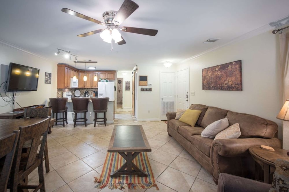 Waterwheel Hideaway - Cozy Condo for 6 With Resort-style Amenities