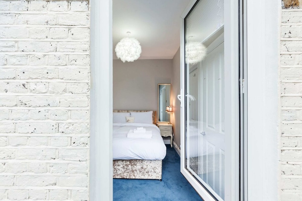 Modern 2 bed Flat, West Kensington, Sleeps 4