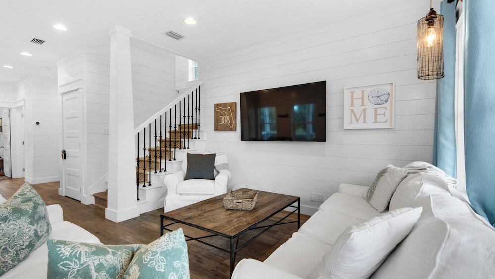 Best of Both Worlds: Pool, Golf Cart, Nearby Attractions & Steps to Beach!