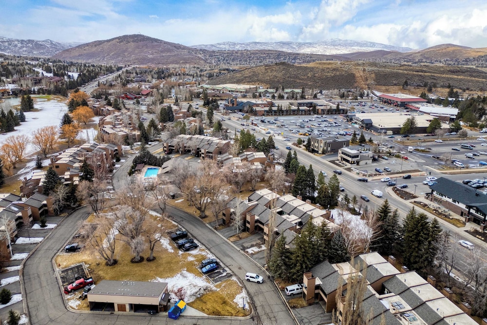 Parkside Condo by Avantstay Walk to Ski Lifts + Town Pool & Hot Tub Access