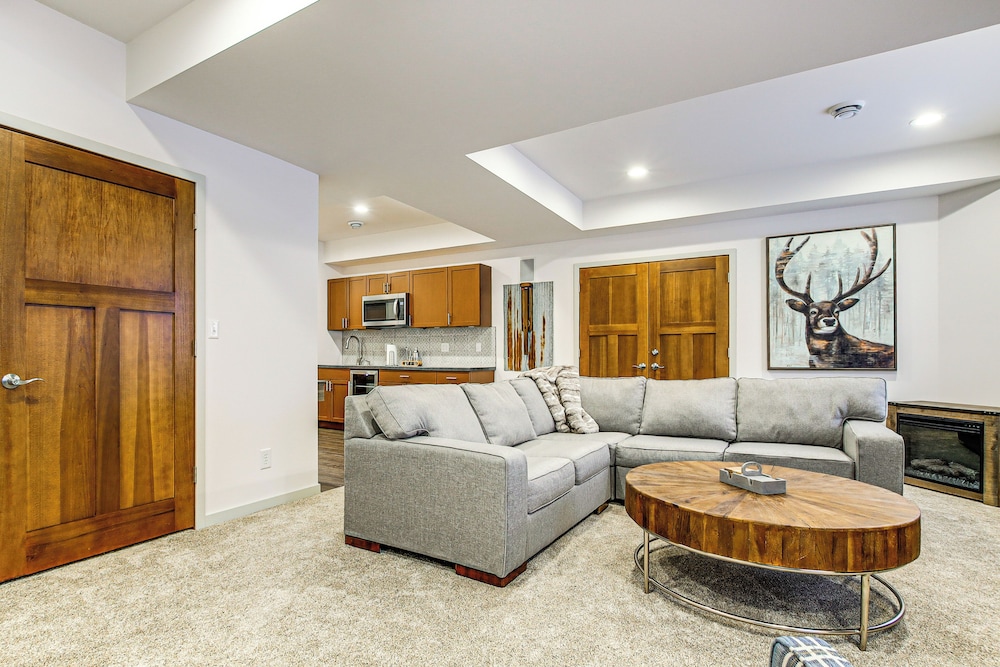 2 Mi to Sand Valley: Family Getaway w/ Deck!
